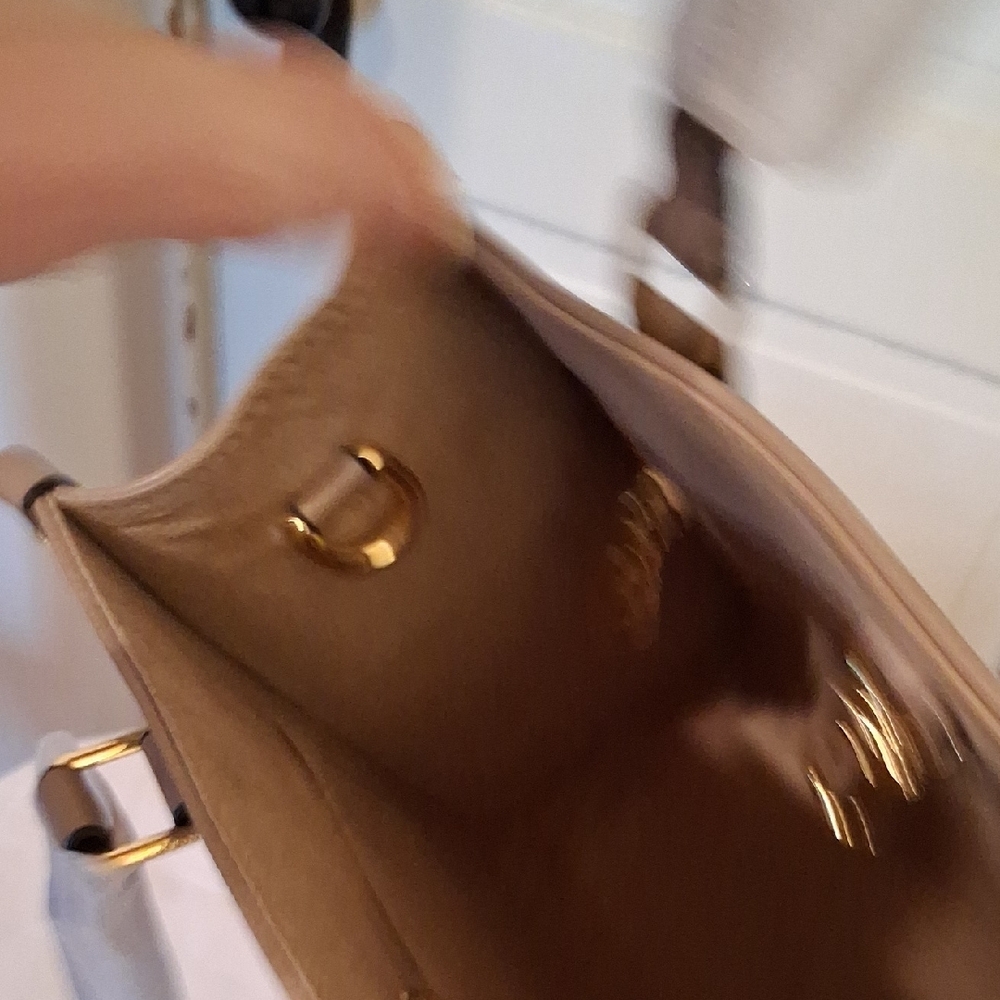Source Unknown Elegant Tan Handbag With Gold Tone Hardware And Crossbody Strap - Picture 12 of 15